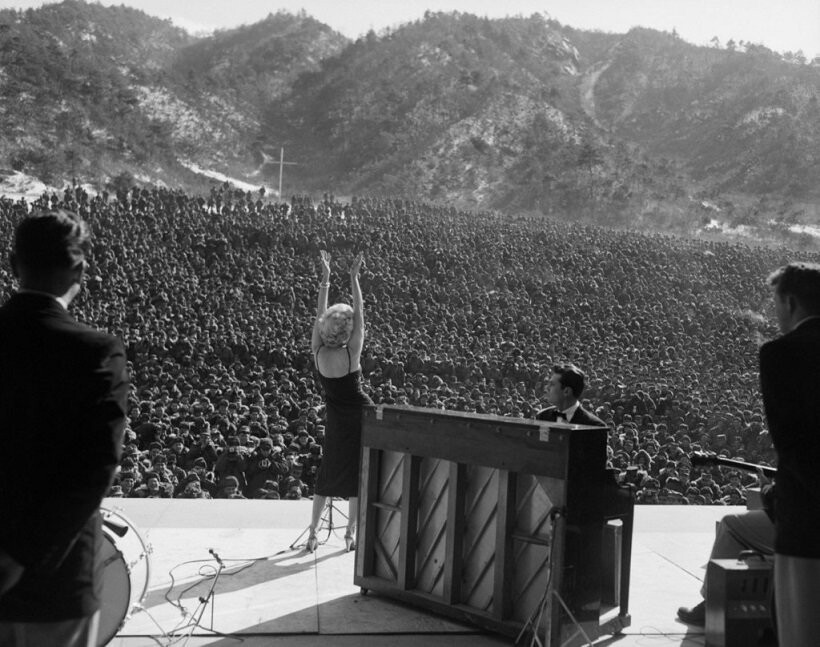 25. Мэрилин Монро выступает перед тысячами солдат в Корее, 11 февраля 1954 г.