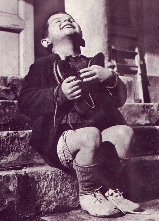 12. Мальчик в детском приюте получает в подарок новые ботинки, Австрия, 1946 г.