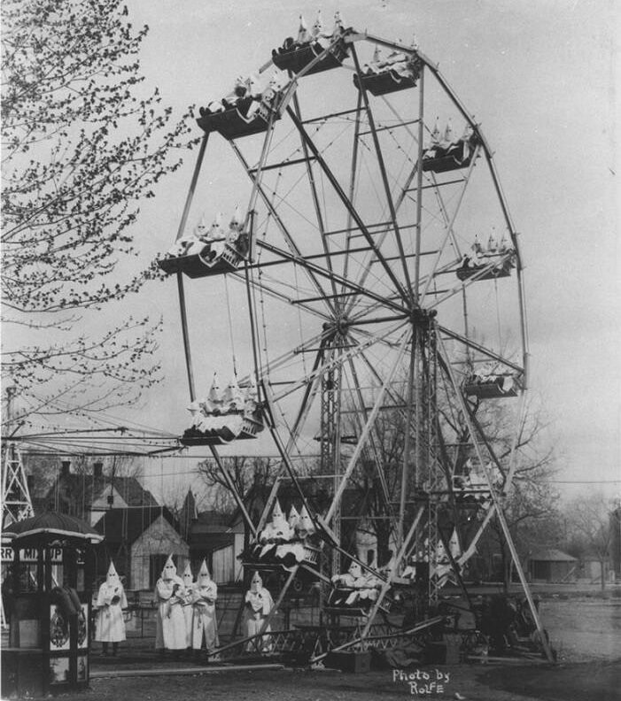 27. Члены "Ку-клукс-клана" на колесе обозрения, 1925 г.
