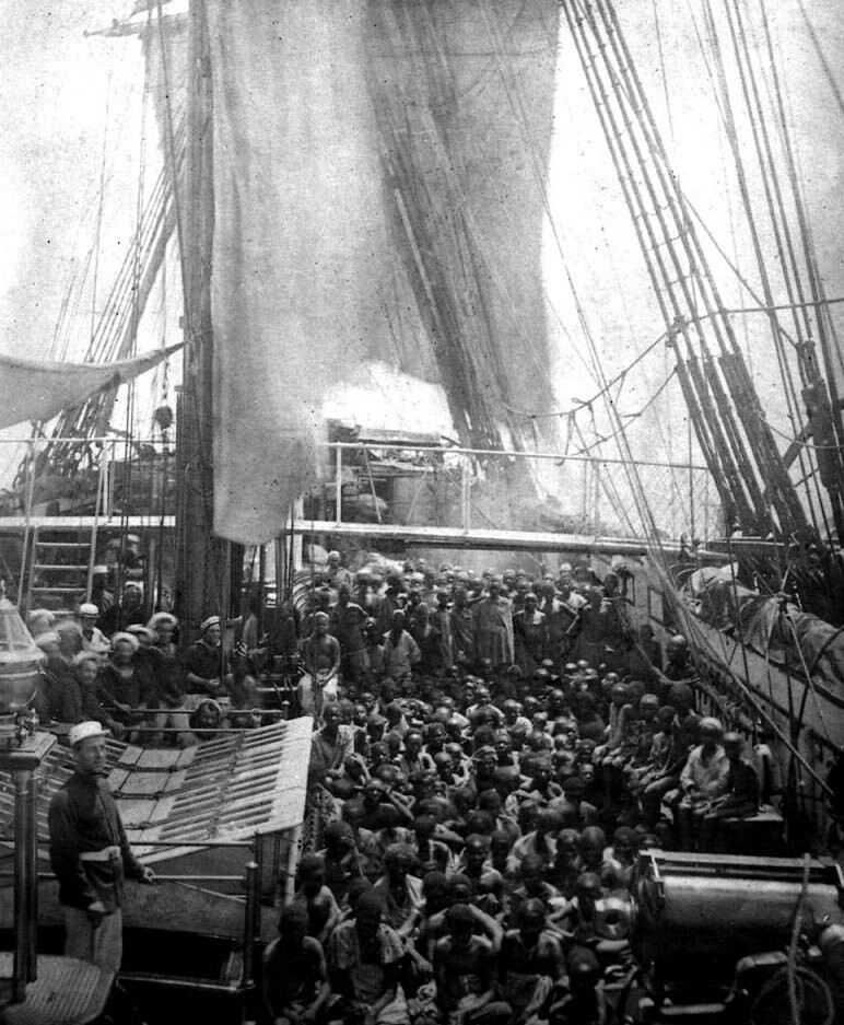 39. Толпа освобожденных рабов на палубе корабля HMS Daphne, 1868 г.