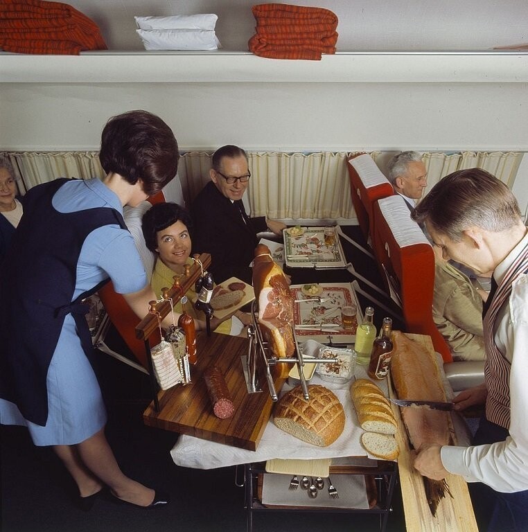 2. Стюардесса и стюард обслуживают пассажиров авиакомпании SAS Scandinavian Airlines, 1969 г.