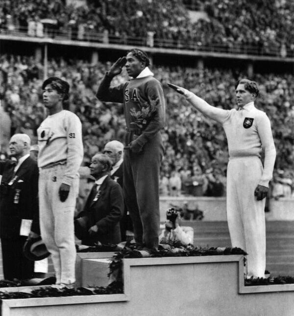 29. Джесси Оуэнс выигрывает золото на Олимпиаде в нацистской Германии, 1936 г.