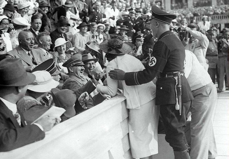 32. Реакция Гитлера на поцелуй экзальтированной американки на Берлинской олимпиаде, 15 августа 1936 г.