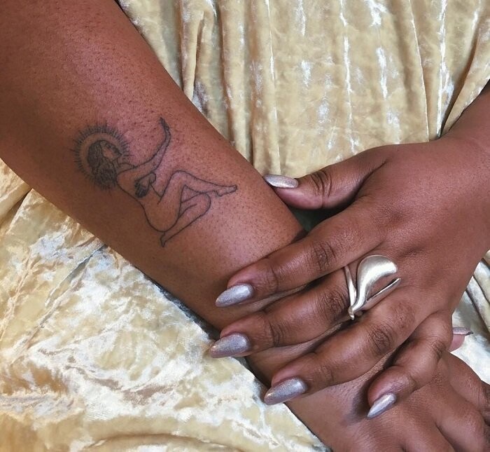Татуировки - это женственно. Художница из Нью-Йорка продвигает феминистические тату
