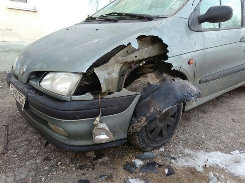 Позже выяснилось, что аналогичным образом пострадал еще один «француз» — Renault Scenic. У обеих машин серьезно повреждены кузовные элементы. У «Сценика» еще и вырван указатель поворота.