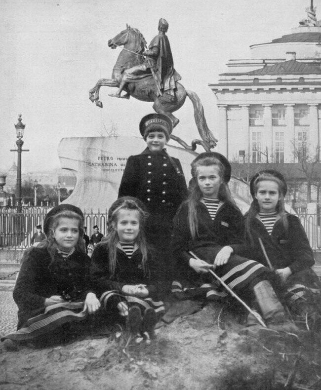 Великие княжны Мария, Анастасия, Ольга и Татьяна с Царевичем Алексеем, 1909