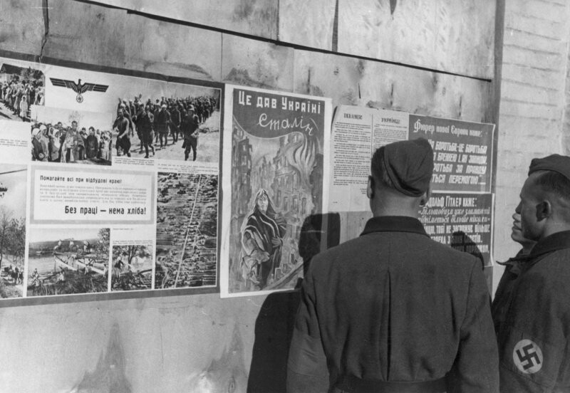 Немецкие пропагандистские плакаты в оккупированном Киеве, март,1942 г.