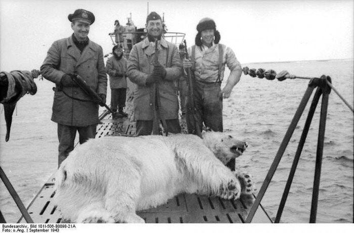 Немецкие подводники с добычей в Русской Арктике,1943