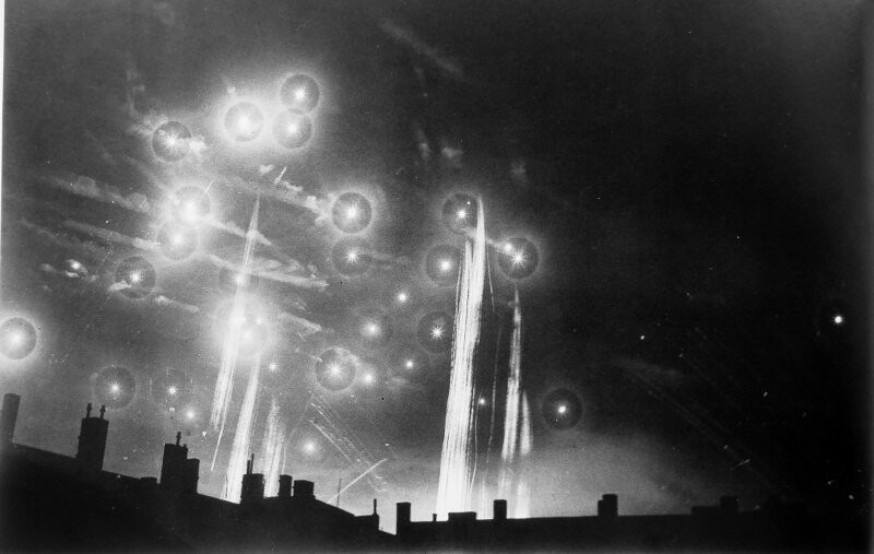 Небо над Берлином во время налета британских бомбардировщиков, 1944 год.