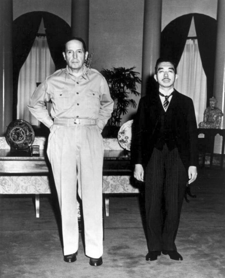 Генерал Дуглас Макартур и Император Хирохито, 27 сентября 1945 года