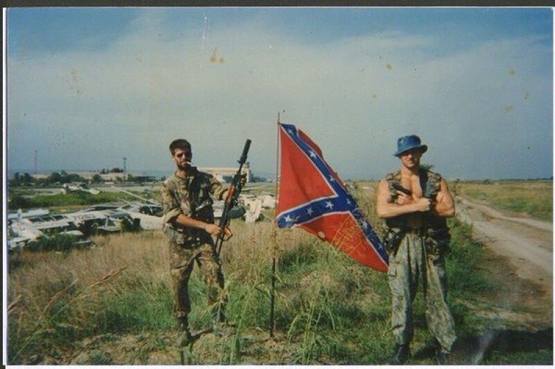 Российские солдаты с флагом Конфедерации в Грозном, Чечня, Первая чеченская война,  1996 год.