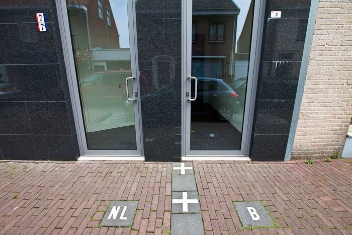 Необычная граница между Бельгией и Голландией