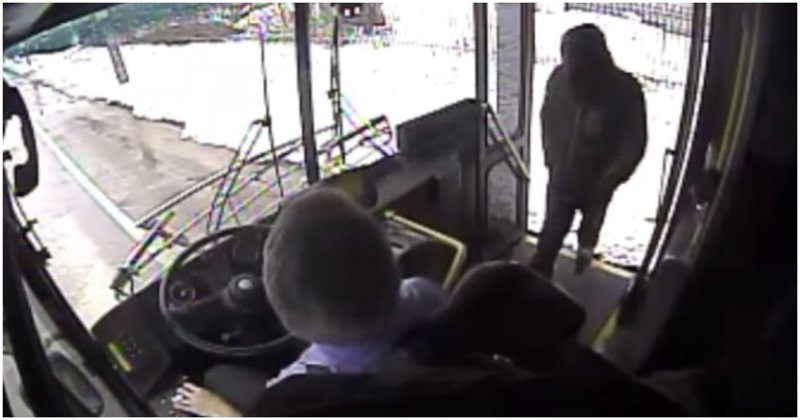 Мужчина несколько раз ударил водителя автобуса кирпичом
