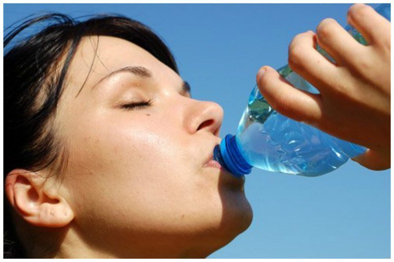 В бутылках с питьевой водой обнаружены частицы пластика