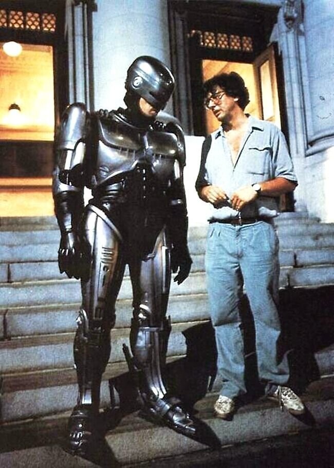 Режиссер Пол Верховен и Питер Уэллер на съемочной площадке Robocop. 1987.