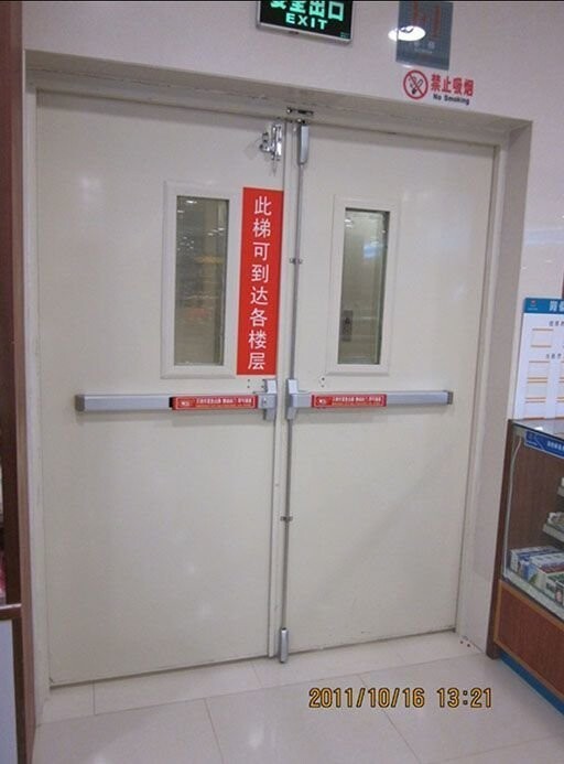 В идеале эвакуационные выходы должны оборудовать дверьми, которые открываются только изнутри, но в нашей стране такие двери практически нигде не встречаются. Кроме того возможно использование дверей panic exit или push bar, открывающихся при малейшем