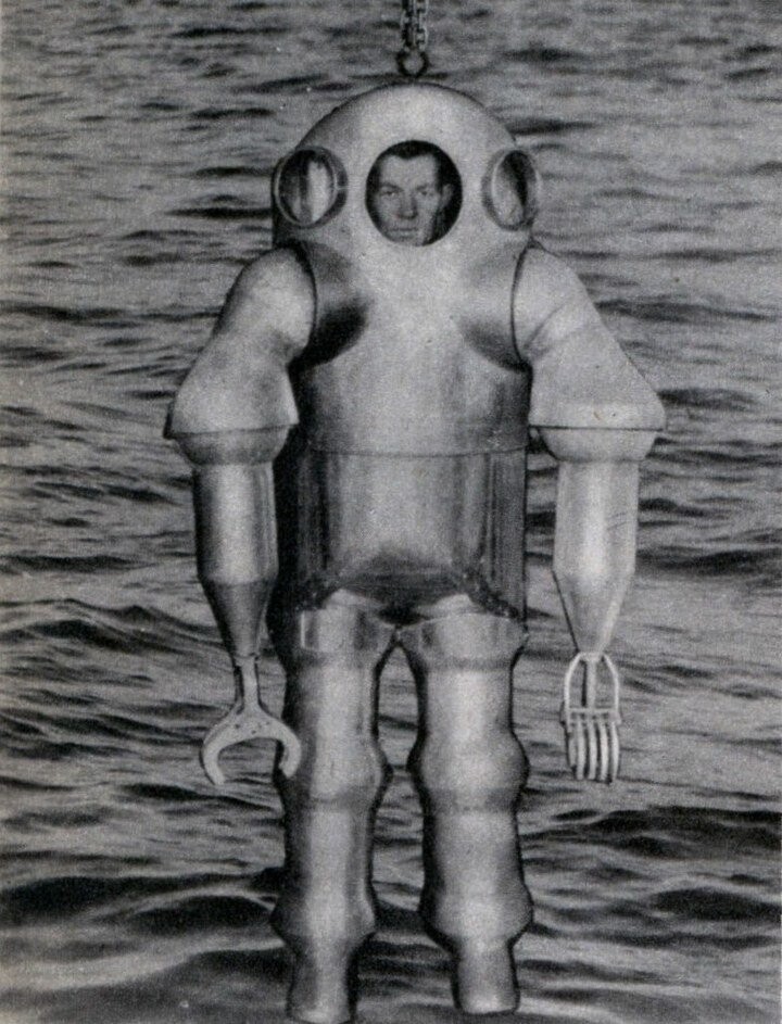 Металлический костюм, позволявший водолазу спускаться на глубину более 350 м, 1938