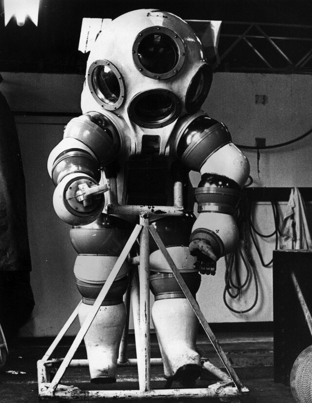Скафандр, позволяющий водолазу значительное время работать на глубине 300 метров без долгого процесса декомпрессии, 1974