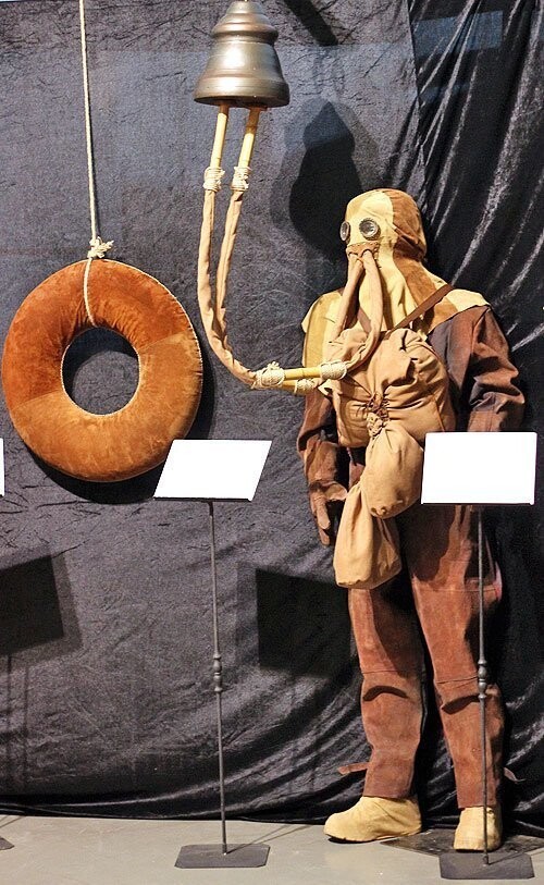 Водолазный костюм Леонардо да Винчи, воссозданный по его чертежам в наше время