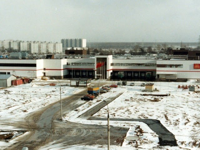 Прежде чем открыть ресторан, «Макдоналдс» начал строительство завода по производству булочек и других ингредиентов. Он был построен в 1989 году  