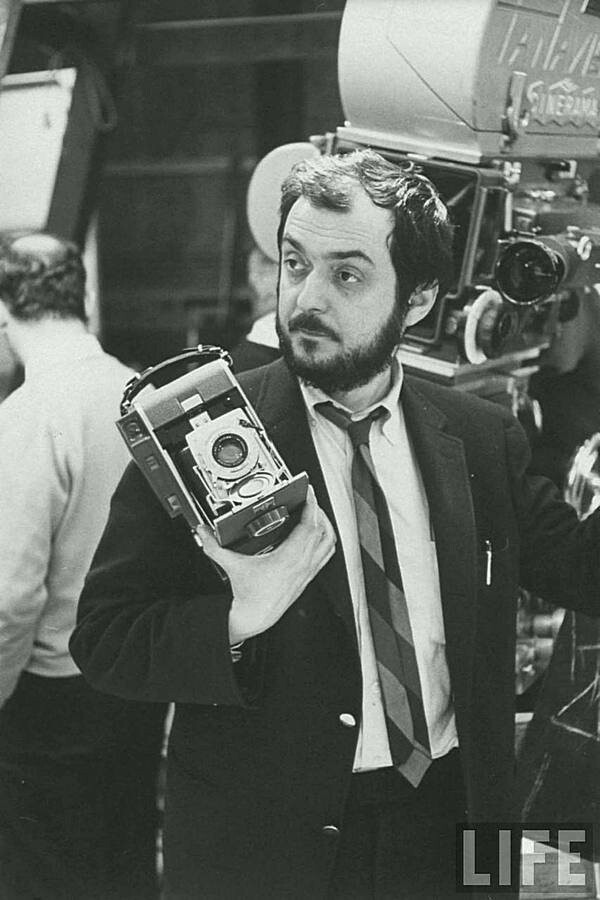 Стэнли Кубрик держит поляроидную камеру во время съемок своего фильма "2001: Космическая одиссея"