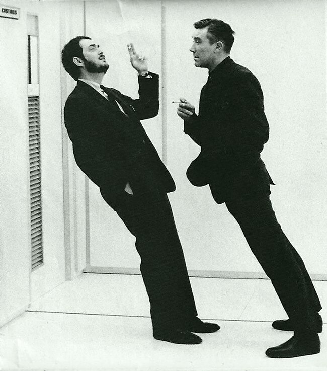 Стэнли Кубрик и Джон Хоэсли  на съемках "2001 года: космическая одиссея" (1968)