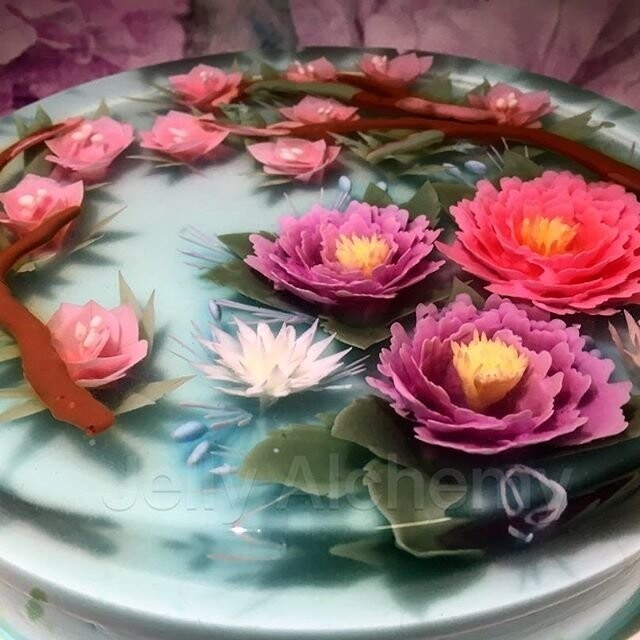 Художник-кондитер создает 3D-торты из желе, цветущие на тарелке