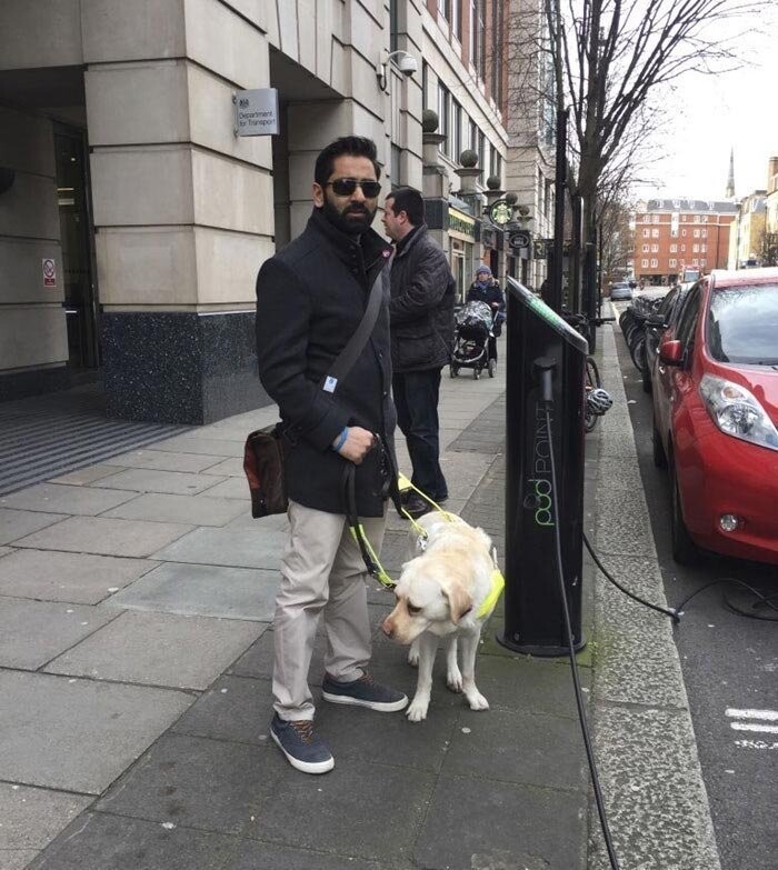 А вот и сам 37-летний Амит Пател, бывший врач скорой помощи, потерявший зрение около 5 лет назад, и его собака поводырь Кика