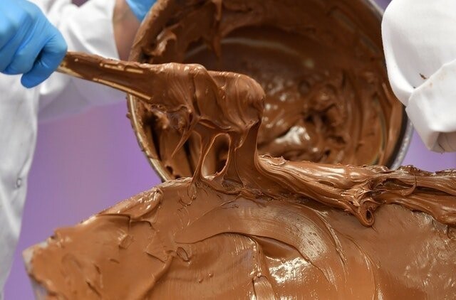 Британские кондитеры отважились сделать шоколадное пасхальное яичко весом в 50 кг