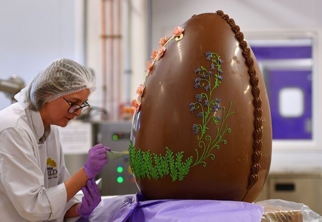 Британские кондитеры отважились сделать шоколадное пасхальное яичко весом в 50 кг