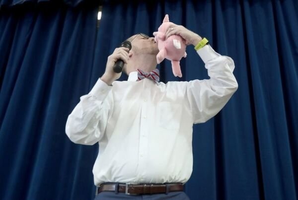 Директор школы выполнил свое обещание и поцеловал свинью