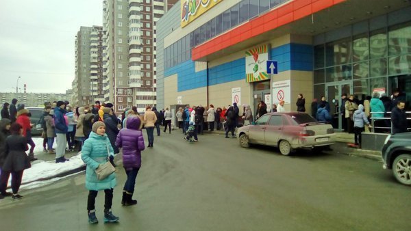 <p><a href="https://www.nakanune.ru/news/2018/04/02/22503140/">В Екатеринбурге эвакуировали ТЦ &quot;Ботаника Молл&quot;</a></p>