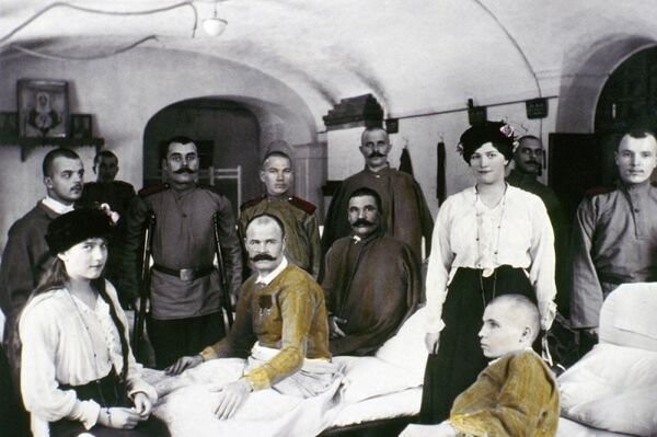 13 Анастасия и Мария Романовы нанесли визит раненым солдатам армии Российской империи во время Первой мировой войны