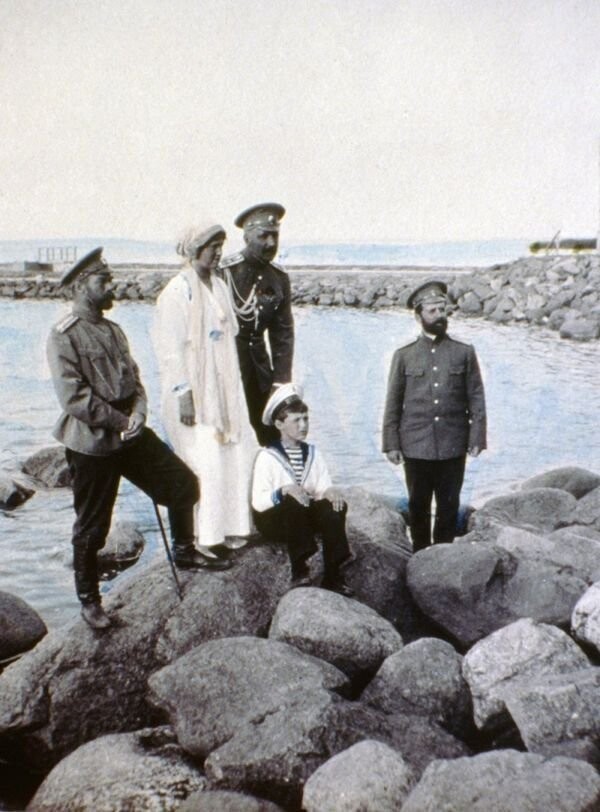 10. Император Николай II со своей семьей и Саблиным