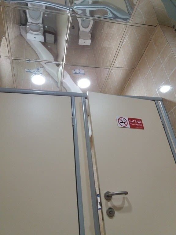 5. Общественный туалет с зеркальным потолком. Прекрасное решение!
