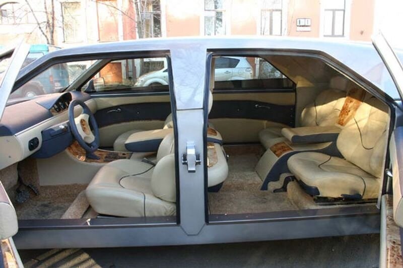 Обратите внимание, что задние двери распахиваются против движения, как у английских лимузинов Rolls-Royce. Центральную стойку кузова для жесткости сохранили.