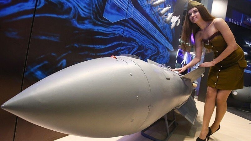 "Новая военная игрушка Путина" перевод вы...ера "Daily Express", Великобритания, с комментарием