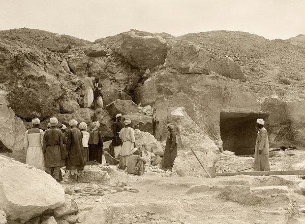 В 1915 году американские археологи, занимавшиеся раскопками некрополя Дейр-эль-Берши в Египте, обнаружили древнюю гробницу с частично разрушенным входом 