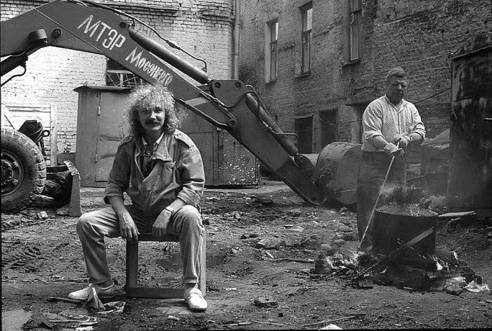 Игорь Николаев во дворе студии, 1987 год