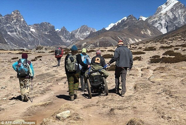 Парализованный австралиец покорил Эверест на инвалидной коляске