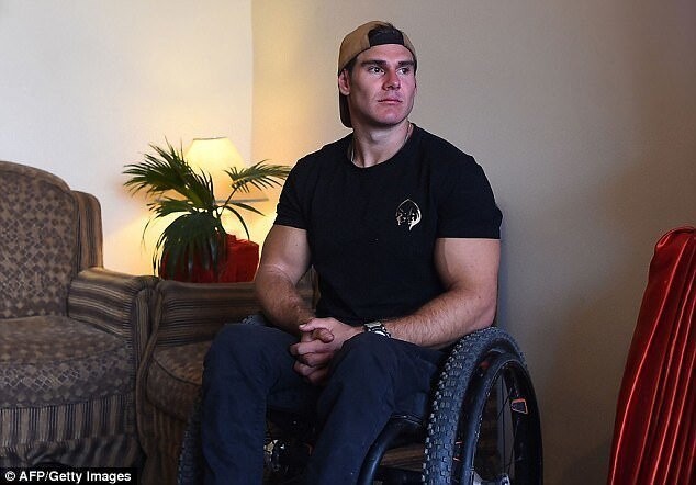 Парализованный австралиец покорил Эверест на инвалидной коляске