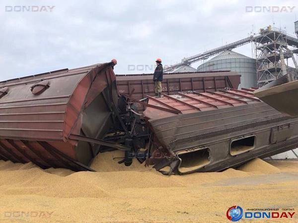 Семь вагонов сошли с рельсов зерновоза в Ростове попало в сеть