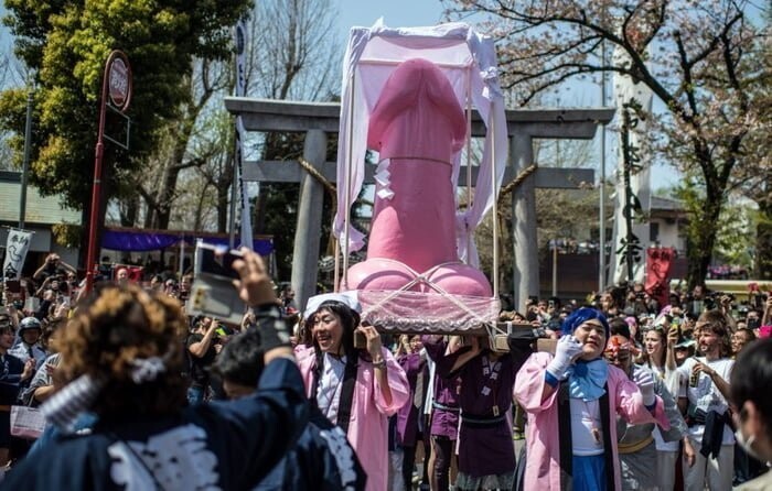 Тысячи гостей посетили японский праздник железных пенисов