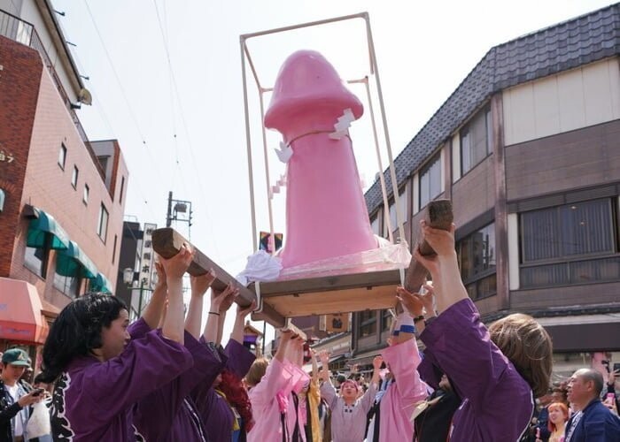 Тысячи гостей посетили японский праздник железных пенисов