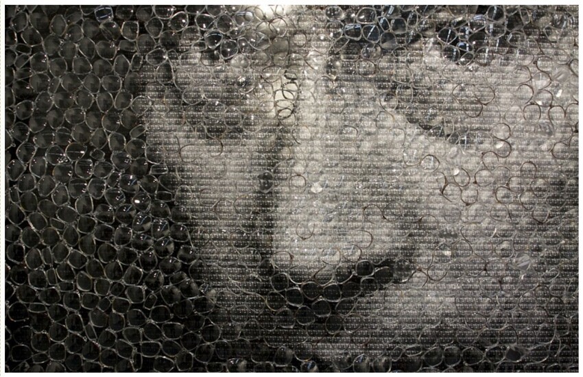 Известный американский художник Дэвид Датуна создал свою инсталляцию из нескольких тысяч изображений Джоконды и линз. Кстати работа была продана на аукционе за более, чем 200 тысяч евро