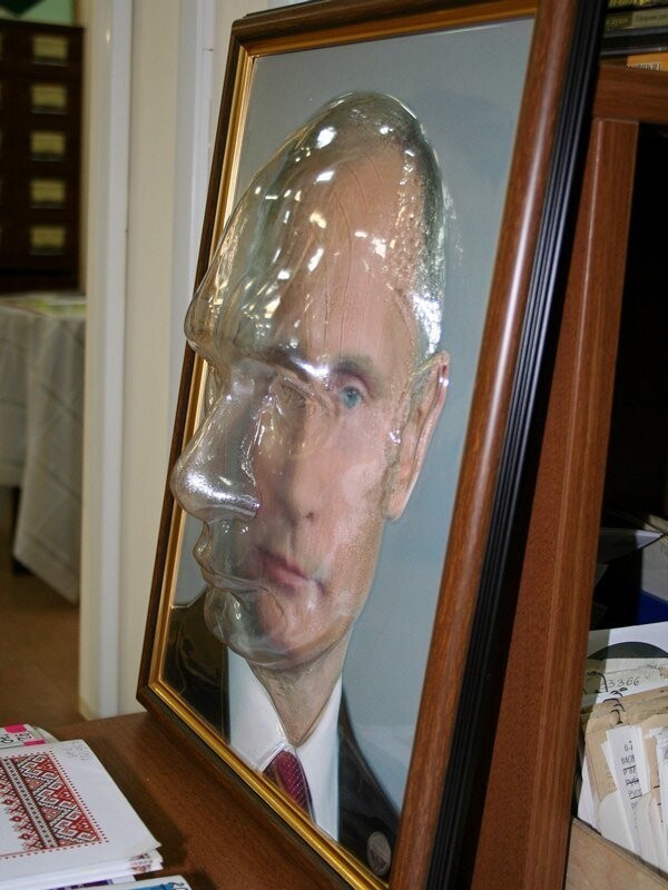 И даже портрет Путина для слабовидящих