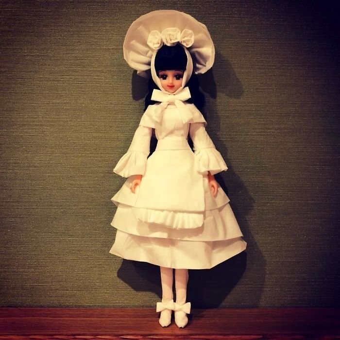 Заядлый коллекционер кукол Барби создаёт для них потрясающие платья из бумажных салфеток