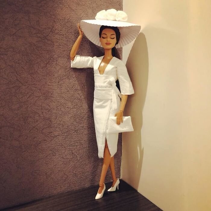 Заядлый коллекционер кукол Барби создаёт для них потрясающие платья из бумажных салфеток