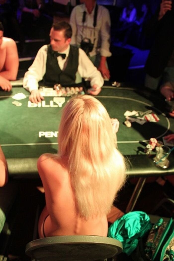 1. Чемпионат мира по покеру на раздевание 