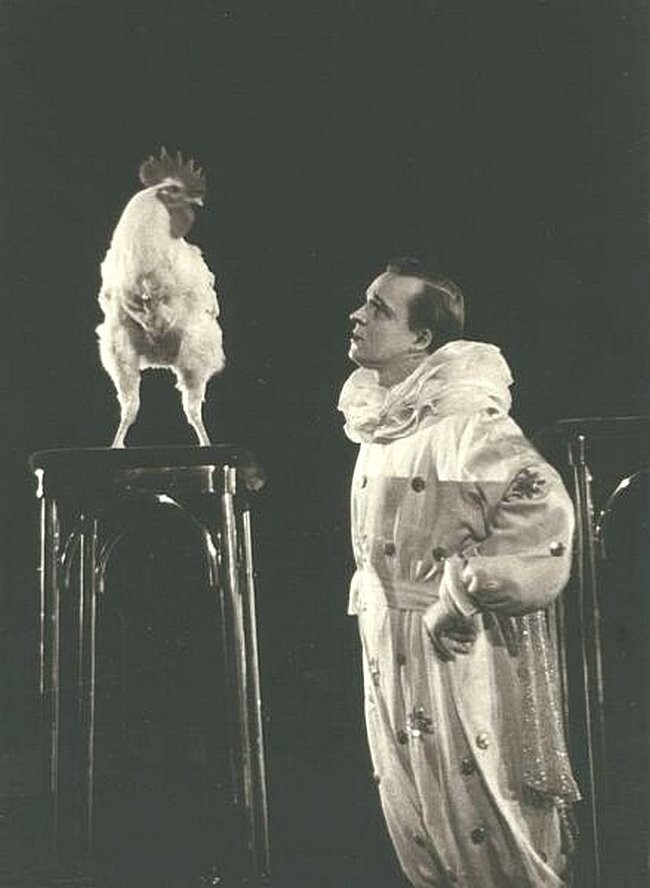 Владимир Дуров с петухом. Дата съемки: 1940 год. Автор: Александр Родченко